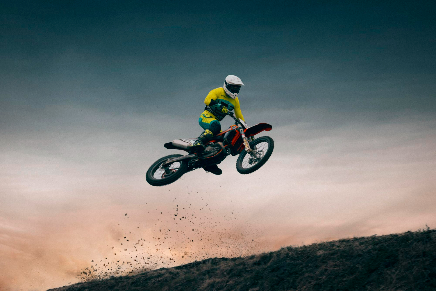 Imagem ilustrativa sobre acessórios para motocross mostrando um competidor equipado com os melhores acessórios.