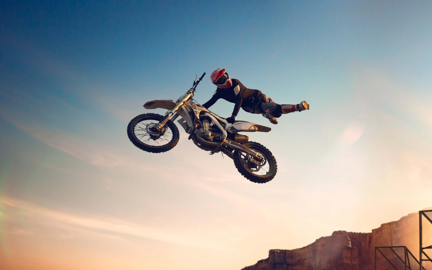 Imagem ilustrando o conteúdo sobre moto de trilha usada mostrando um competidor de motocross fazendo manobras em sua moto.