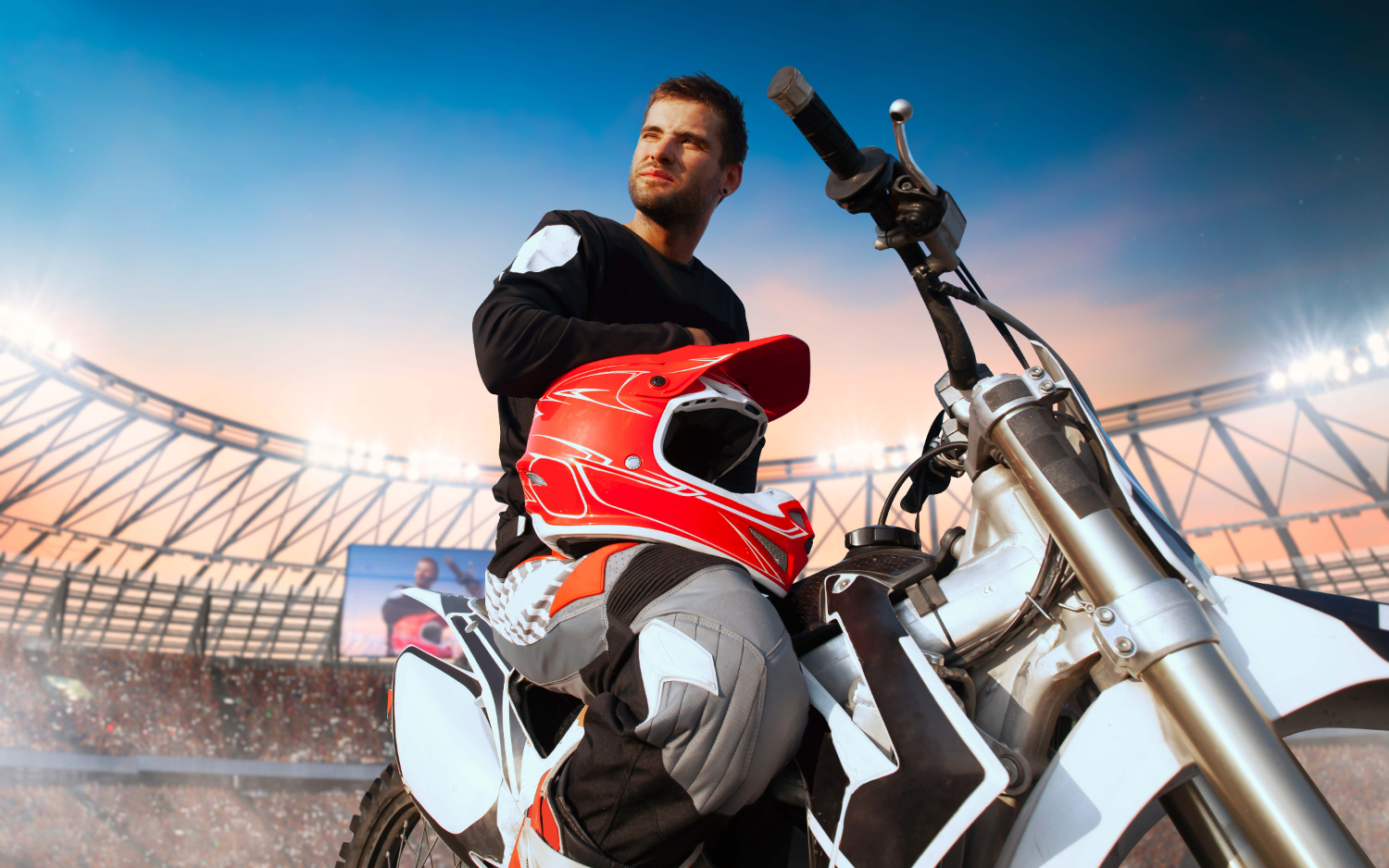 Imagem ilustrando o conteúdo sobre acessórios para motocross mostrando um competidor equipado com itens essenciais.
