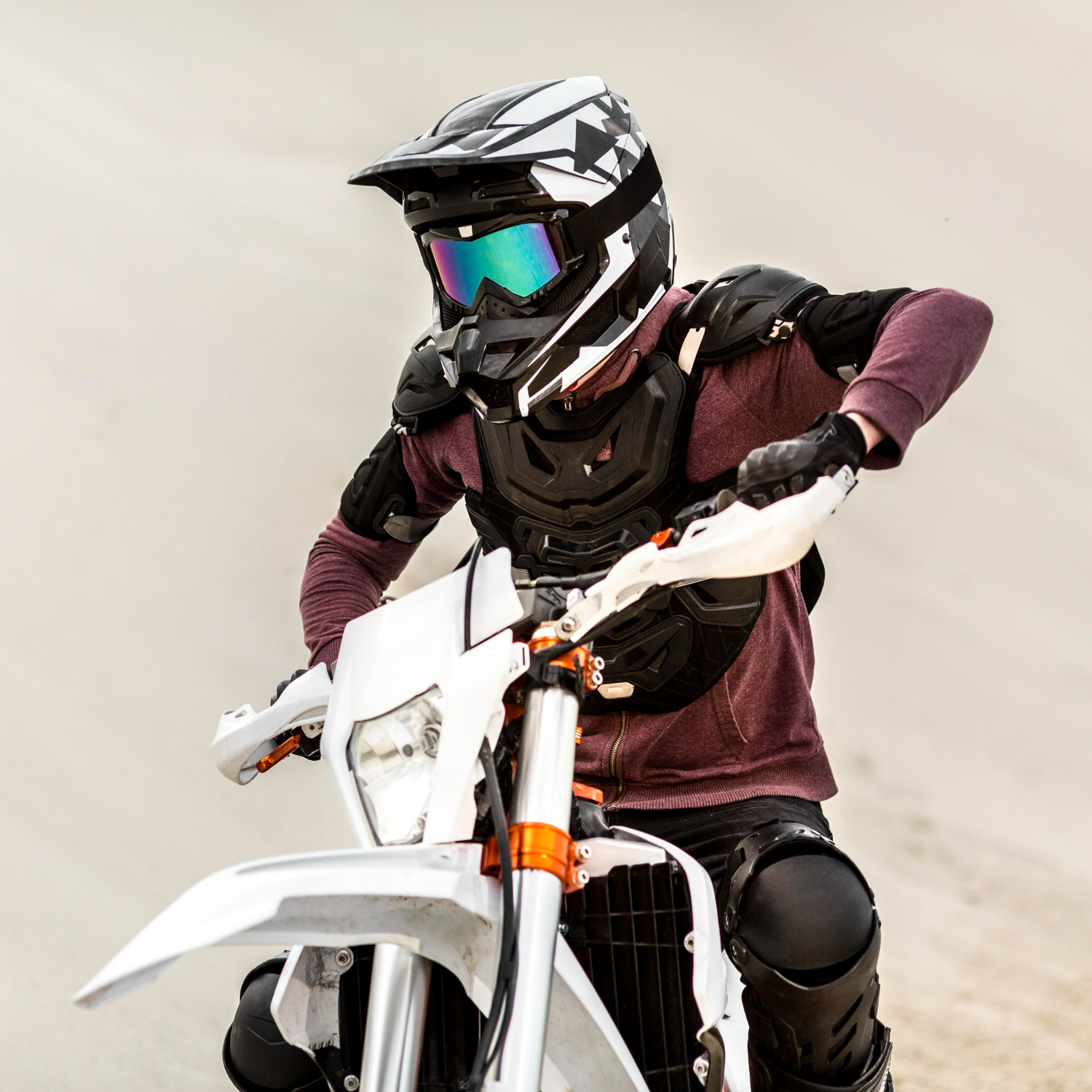 Imagem ilustrativa sobre colete para motocross mostrando um competidor protegido ao usar essa peça.