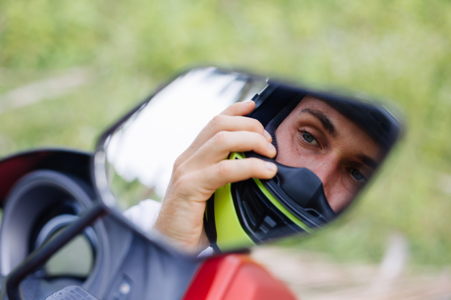 Imagem ilustrando o conteúdo sobre câmera para capacete de moto.
