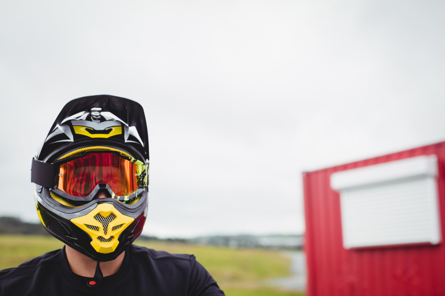 Imagem ilustrativa sobre os óculos ASW mostrando um piloto de motocross equipado com esse item.