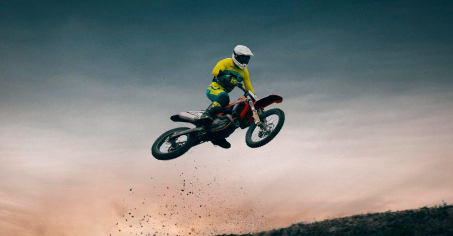 Imagem ilustrativa sobre acessórios para motocross mostrando um competidor equipado com os melhores acessórios.