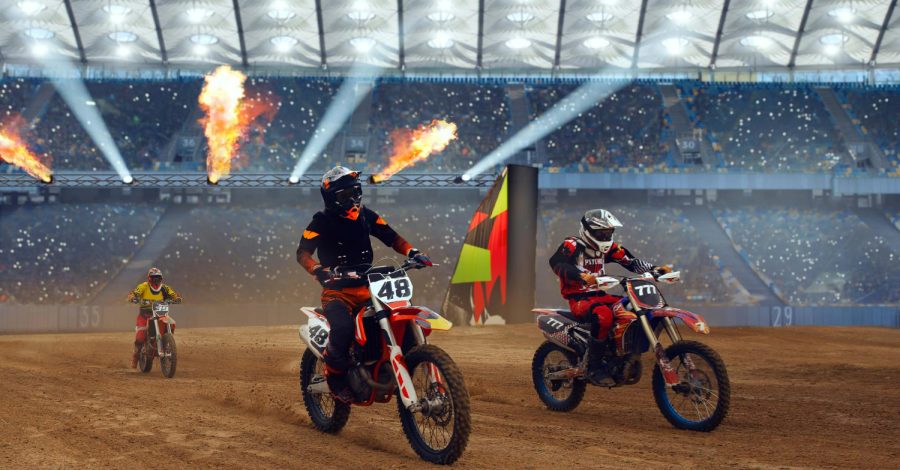 Imagem mostrando pilotos de motocross usando produtos para off road em uma competição. Esses produtos podem ser encontrados na Rota 31, loja online especializada em off road.