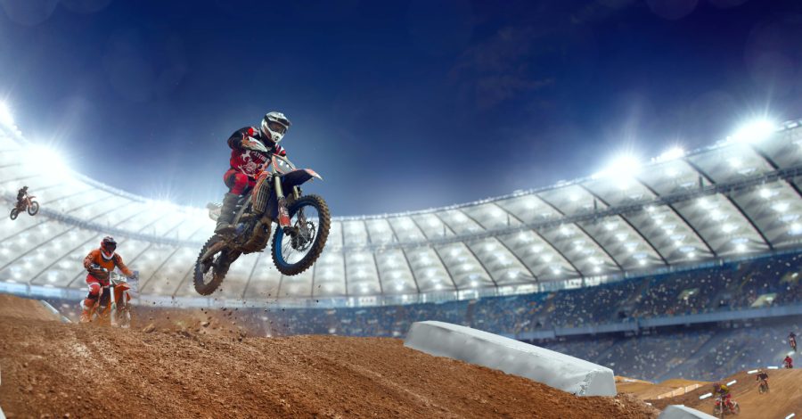 Imagem mostrando um piloto de motocross em uma competição. Ele usa trajes e equipamentos profissionais, encontrados na loja online Rota 31.