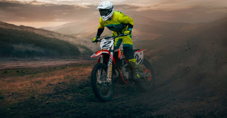 Imagem ilustrativa sobre bota de motocross mostrando um piloto em uma competição.