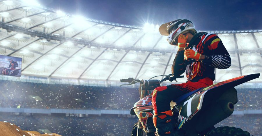 Imagem ilustrativa sobre capacete de motocross mostrando um competidor ajustando seu capacete para garantir maior segurança.