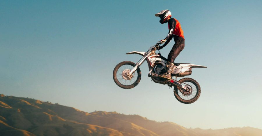 Imagem ilustrativa sobre o conjunto ASW mostrando um competidor de motocross usando o conjunto da marca em sua trilha.