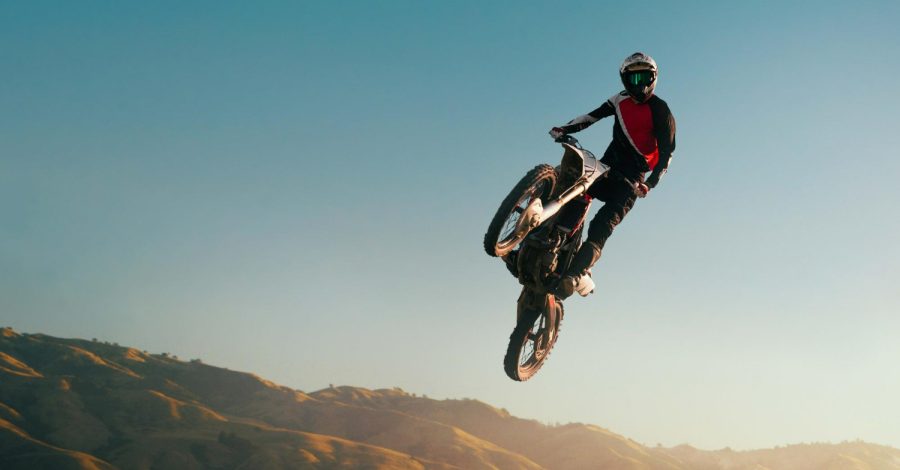 Imagem ilustrando conteúdo sobre as melhores roupas de motocross para climas quentes mostrando um competidor em sua moto.