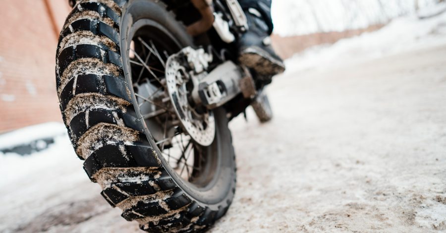 Imagem mostrando pneus off road, encontrados na loja online Rota 31.
