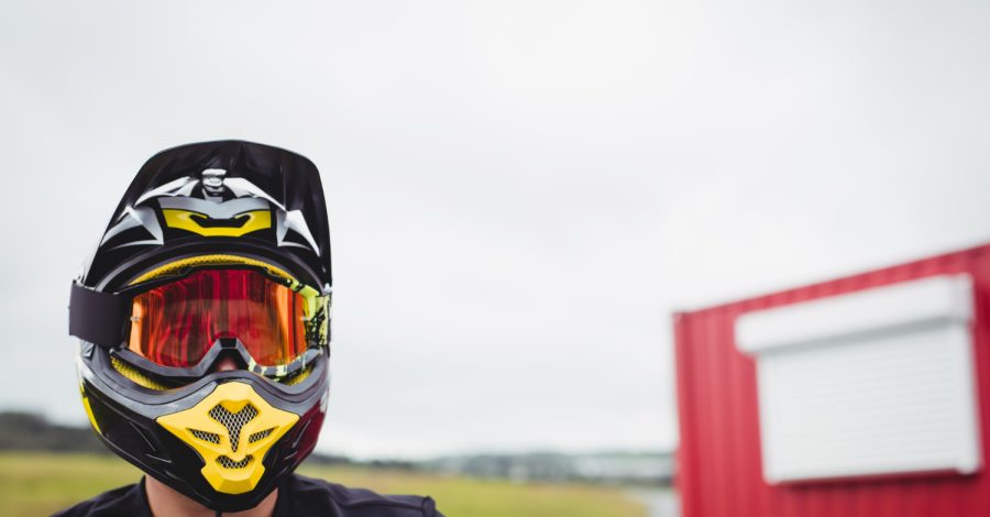 Imagem ilustrativa sobre os óculos ASW mostrando um piloto de motocross equipado com esse item.