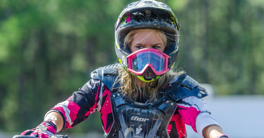 Imagem ilustrativa sobre o capacete Oneal para motocross mostrando uma competidora usando um capacete da marca em sua trilha.
