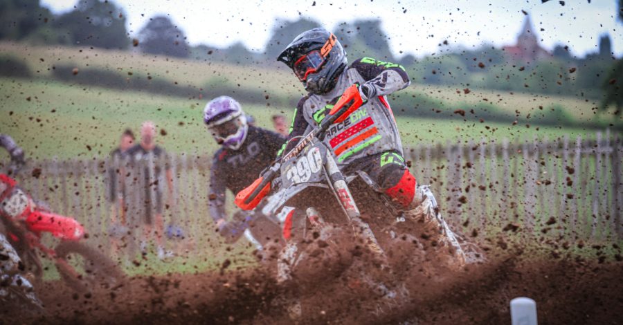 Imagem ilstrativa sobre joelheiras para motocross mostrando uma competição onde todos os competidores usam joelheiras.