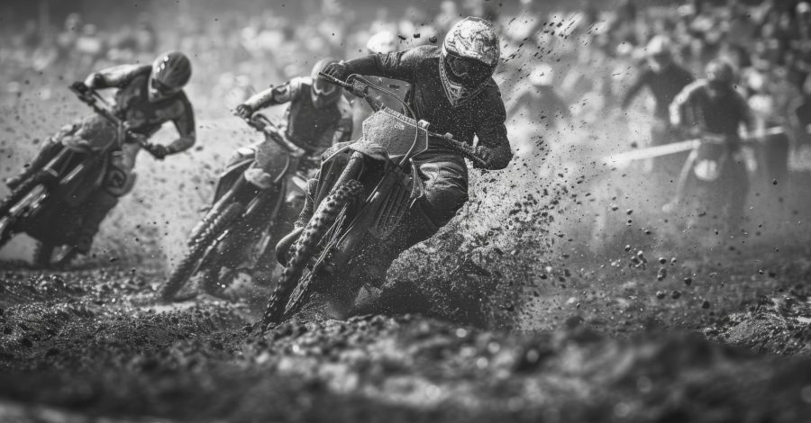 Imagem ilustrando o conteúdo sobre equipamentos para trilha mostrando três competidores em uma trilha com suas motos.