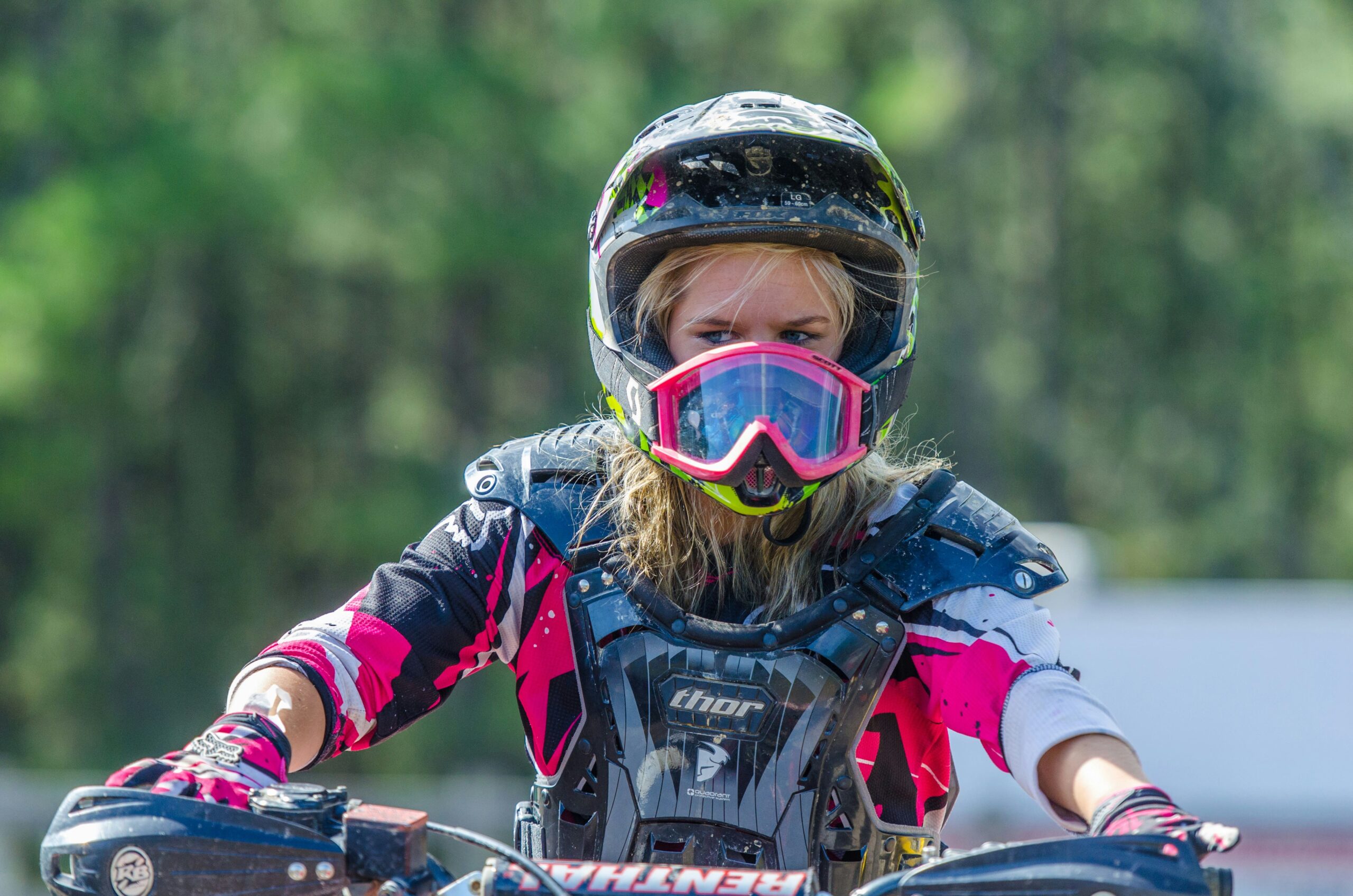 Imagem ilustrativa sobre o capacete Oneal para motocross mostrando uma competidora usando um capacete da marca em sua trilha.