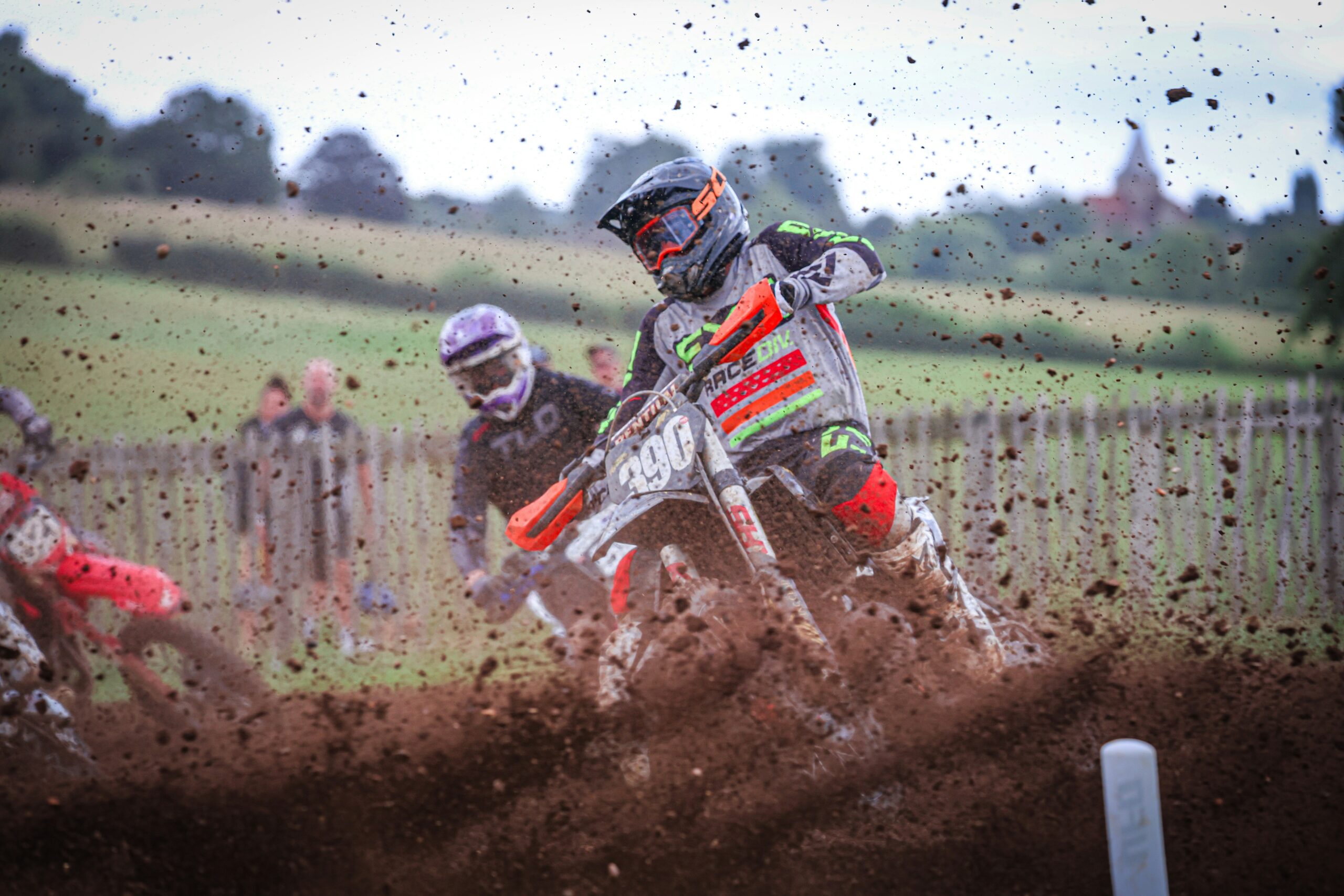 Imagem ilstrativa sobre joelheiras para motocross mostrando uma competição onde todos os competidores usam joelheiras.